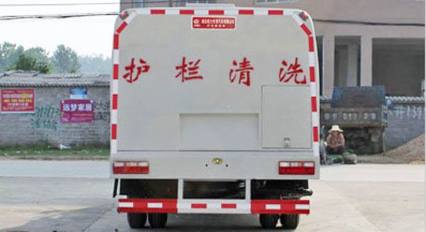 東風(fēng)多利卡護(hù)欄清洗車